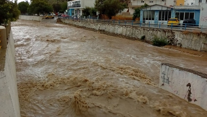 Το κεντρικό ποτάμι στον Αρχάγγελο κατά την κακοκαιρία